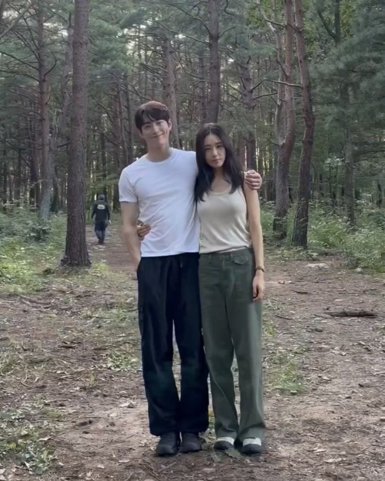 “진짜 연인인 줄 착각” 서강준♥안은진, 일상복+밀착 스킨십…‘10년 커플’ 그 자체
