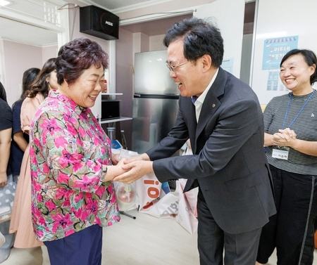 ‘함께 빚GO! 행복 나누GO!’ 진교훈 강서구청장, 어르신께 송편 배달