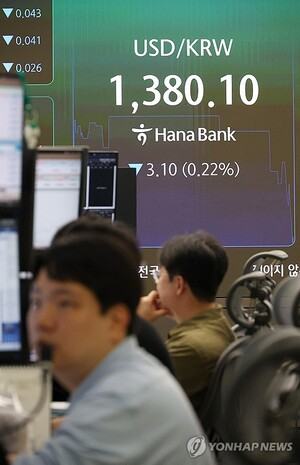 [원화 강세 이면②] 스페이스X·SKHY 4.4조 순매수…환차손만 1천200억원 국내 서학개미들이 올해 상장한 스페이스X와 SK하이닉스 미국 주식예탁증서(ADR)를 4조원 넘게 순매수했지만, 달러-원 환율 약세로 인해 1천억원이 넘는 환손실을 입은 것으로 집...