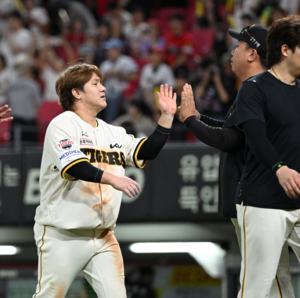 호수비로 김현수 득점타 삭제, 싹쓸이 3루타로 동점...뜨거운 승부욕 김선빈 "1회 안타 막아서 갚고 싶었다"