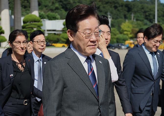 李대통령 지지도 37.4%로 또 최저치…서울·2030 지지율 20%대 [리얼미터]