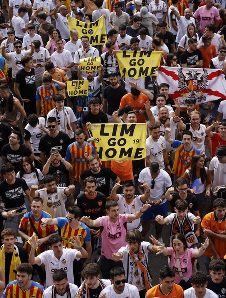 ‘이강인 공짜 이적’ 그 구단주 큰일 났다···“피터 림 나가” 바르사전 0-5 완패 꼴찌 추락, 발렌시아 팬 집단 항의