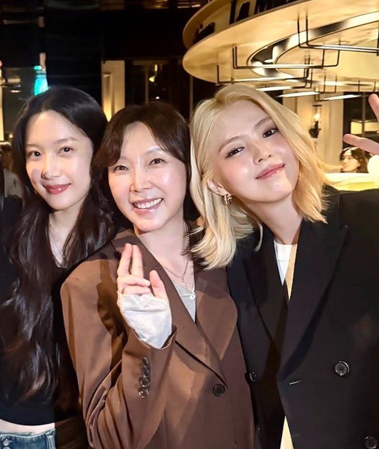 Han So-hee·Moon Ga-young ‘beauty two-shot’ appears… Even the director exclaims, “What a blessing”