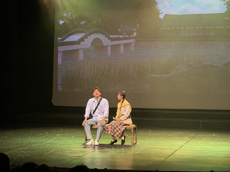 [공연 리뷰] 창작뮤지컬 ‘달콤한 위로 초코파이’ 로컬 상생 빛났지만 연출은 ‘숙제’