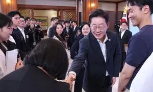 [사설] 하락세 계속되는 대통령 지지율, 국정 전반 점검하고 개선해야