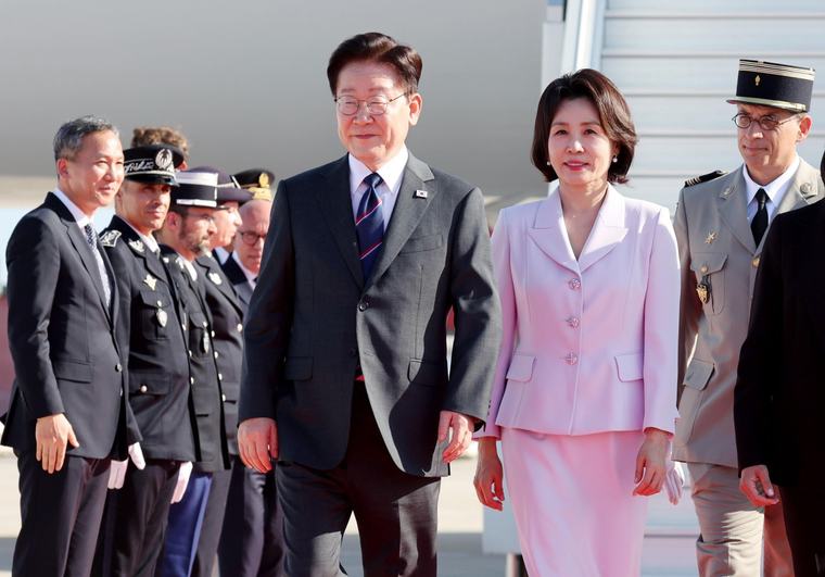 李 대통령 “북미대화 재개 적극 지원…권력분산 개헌 필요”