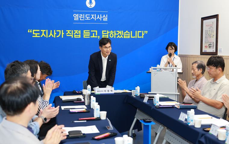 이원택 지사, 도민과 마주 앉다…첫 ‘열린 도지사실’ 운영