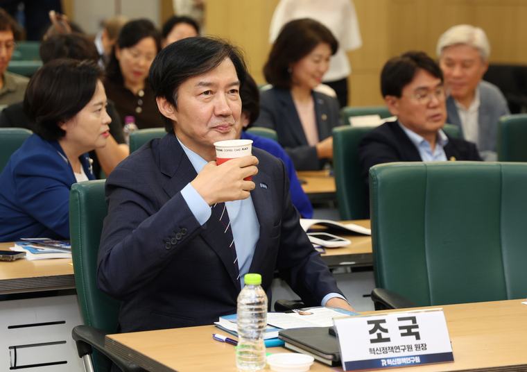 조국 “은혜 갚으려 경고신호 보냈더니 오물 투척”