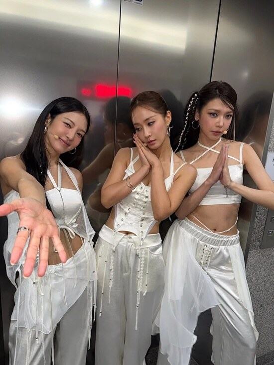 ‘요정’에서 ‘울트라맨’으로, 첫 방 효리수 ‘극과극’ 뒤풀이 사진 화제