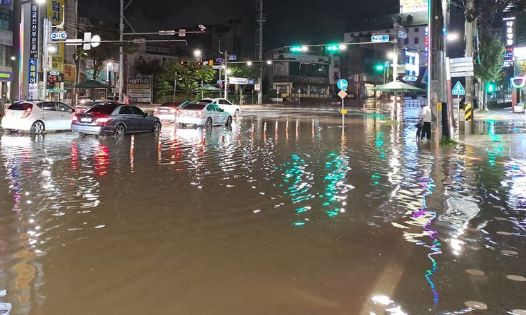 전북 군산 195.8㎜ 집중호우… 주택·상가 침수