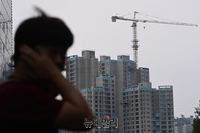영업이익 1648억, 대출이자 1688억 … 건설사들, 은행만 먹여살린다