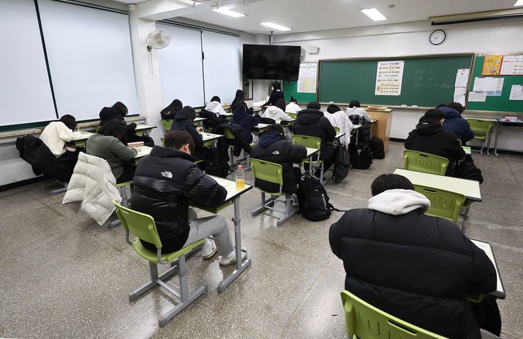 "책보다 SNS 보더니"…한국 15세 읽기 점수 급락