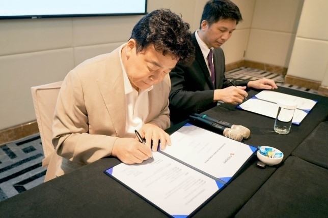 [포착] 백종원, 흐뭇한 미소… 한국서 뜸하더니 “빽다방 대만 진출” 계약 사인 근황