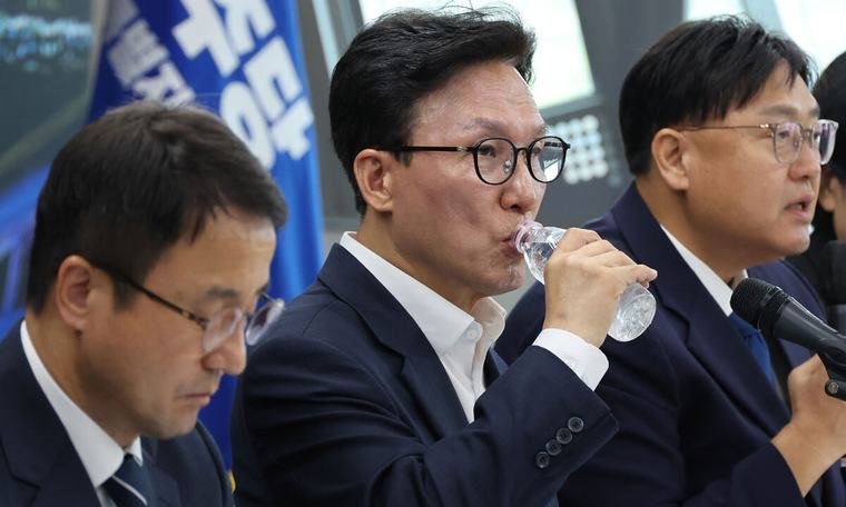 與 “내년 예산안 담대한 투자”… 野 “ETF 국조·제주 실종 특검”