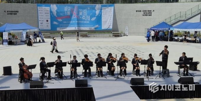 교실에서 익힌 선율, 마을을 울리다…산의초 오케스트라의 특별한 무대