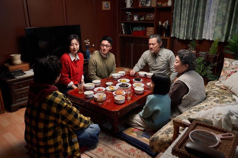 Lee Joon-ik Looks at Family Through the ‘Vertical’ Lens… Filmed Small, Captured Deep in ‘Father’s Home-Cooked Meal’ [Sports Kyunghyang X On-site]