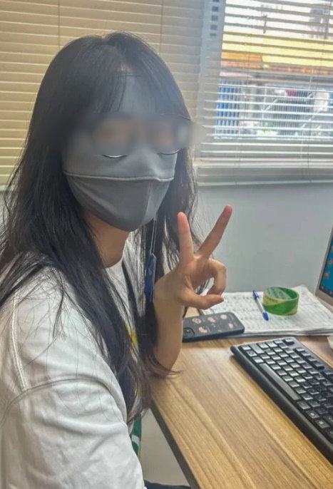 “노화는 위험해”…사무실 자리에 파라솔 친 직장인
