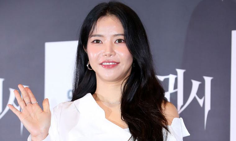 마마무 솔라, LA서 모르는 남성에 봉변…"의자 맞아 멍 들어"