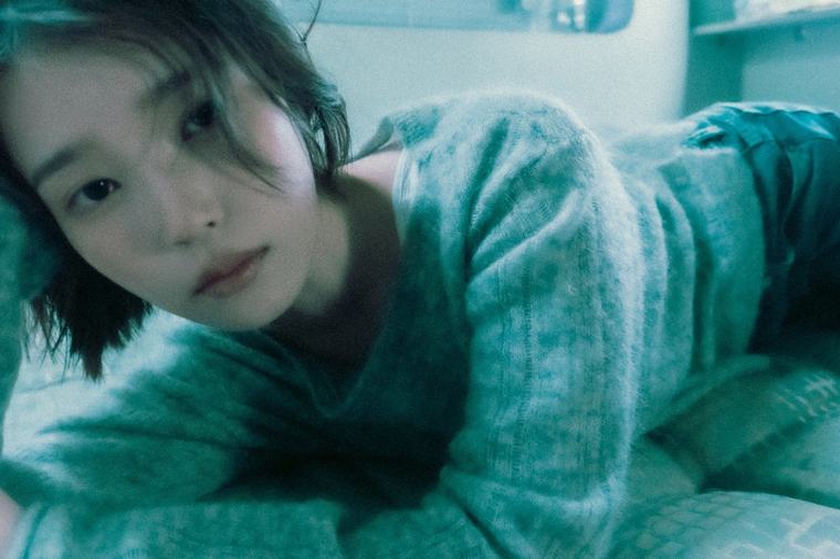 공연 미루고 투병 아이유, 단발머리 변신해 신곡 발표
