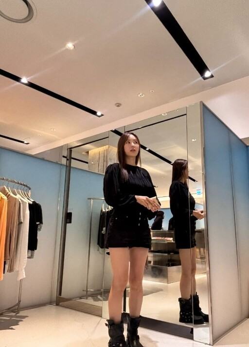 "안 입는 옷 다 드려요"…'23㎏ 감량' 장영란, 부츠 신고 각선미 자랑
