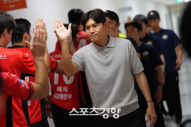 강원FC, 정경호 감독과 2027년까지 재계약