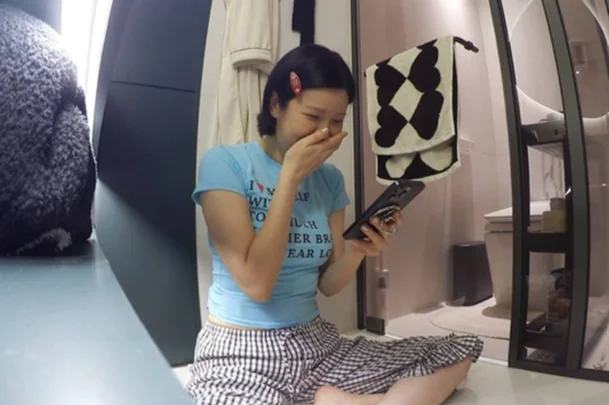 One year after divorce’ Lyn, still living on the bathroom floor… munching on fruit while ‘swooning over Heo Nam-jun’