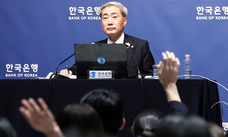 [사설] 이례적 금리 연속 인상… ‘슈퍼 예산’과 엇박자 우려
