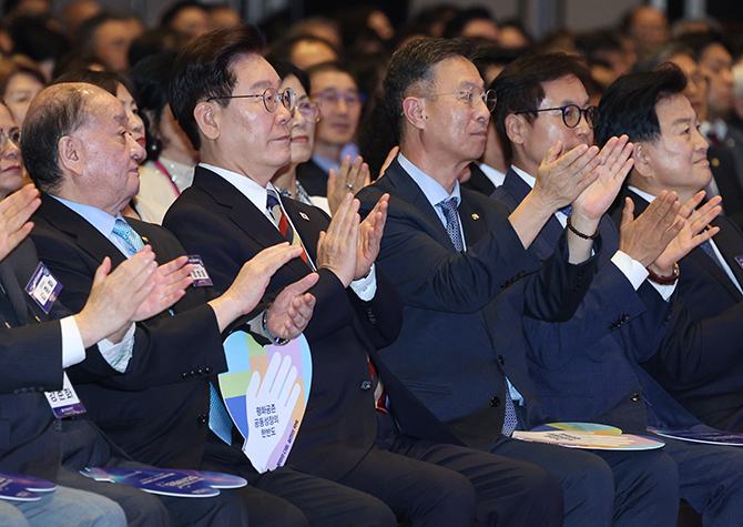 李대통령 “트럼프 결단으로 한반도 정세 변화 가능성… ‘평화체제’로 반드시 바꿔나가야”