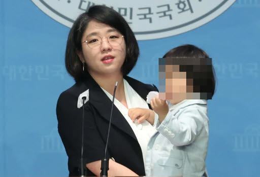 ‘워킹맘’ 내세운 용혜인, 아이돌봄 지원법엔 반대표