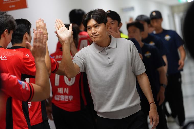 [오피셜] 강원, 정경호 감독과 재계약…2027년까지 1년 더 동행한다