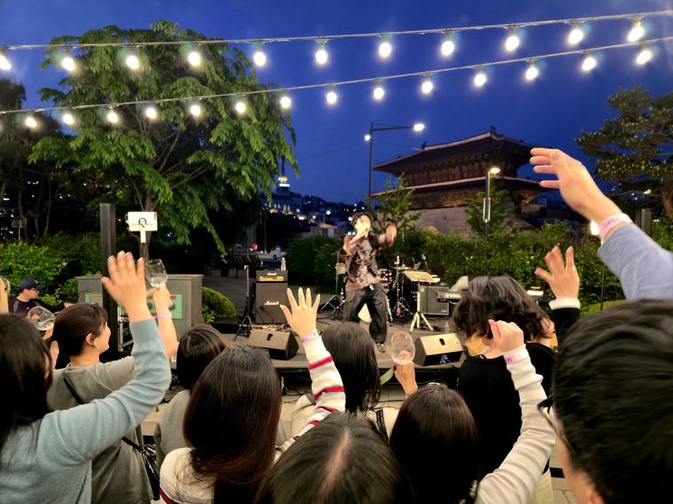 “와인 100종에 그룹 ‘노을’까지 뜬다… 초가을 문턱 ‘와인 앤 버스커’ 제대로 즐기는 법 [최현태 기자의 와인홀릭]
