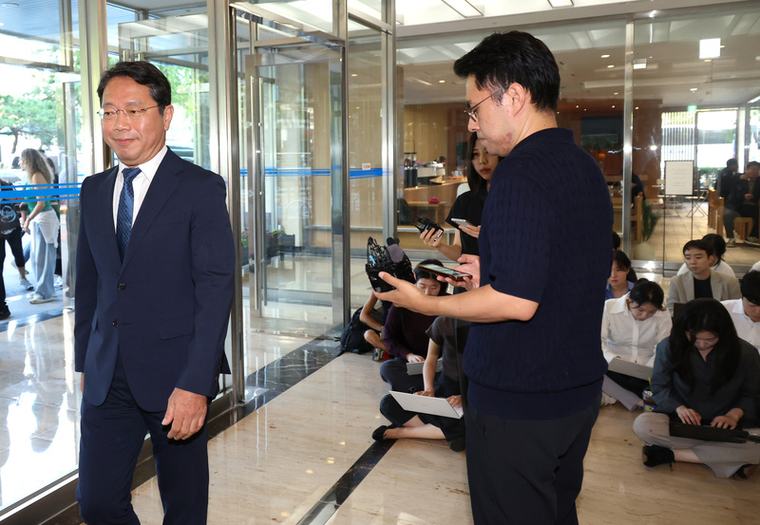 "'김승원 도망갔다?' 사실 아냐"…전용기 "가족 병실 지키고 있어"
