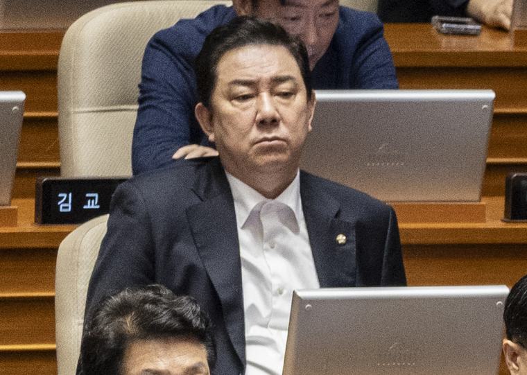 경찰, '취업 청탁·공천헌금 의혹' 김병기 의원 구속영장 신청한다…수사 1년만