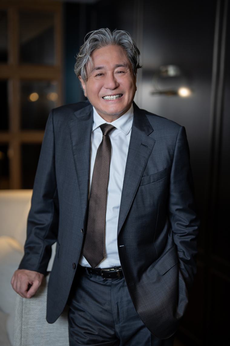 Choi Min-sik Knows How to Become an Adaptable Senior and an Admirable Adult