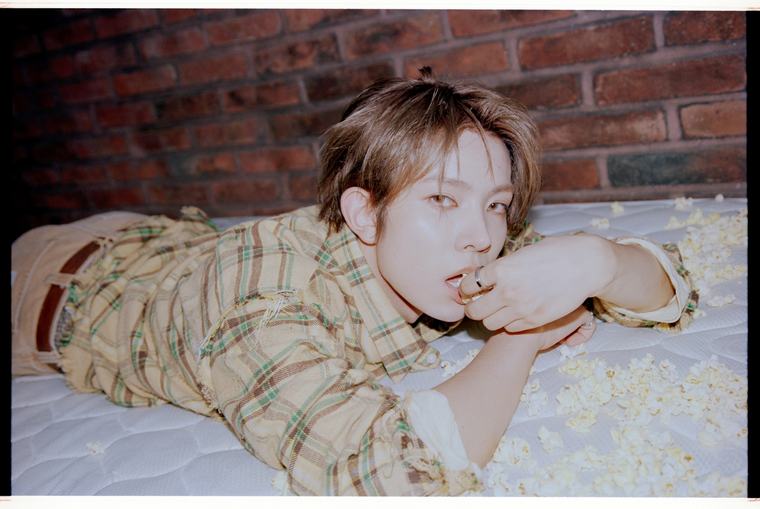 Evan goes straight to No. 1 on album and digital music charts with his first mini album