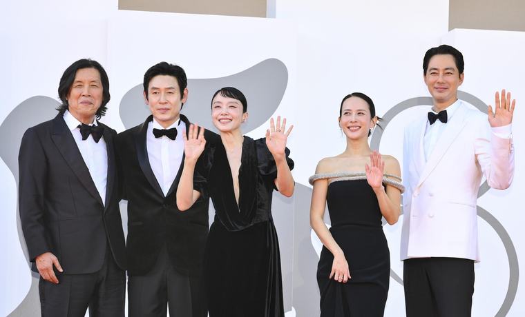 취재진도 사인 받으러 ‘우르르’…이창동 신작 ‘가능한 사랑’, 베네치아 달궜다