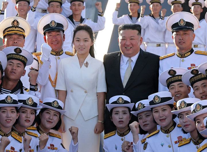 北 신형 구축함 ‘강건호’ 원산항 취역…김정은·김주애 축사