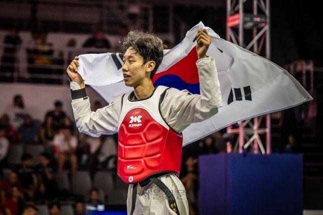 아시안게임 금메달 보인다! 문진호·송다빈 나란히 금빛 발차기